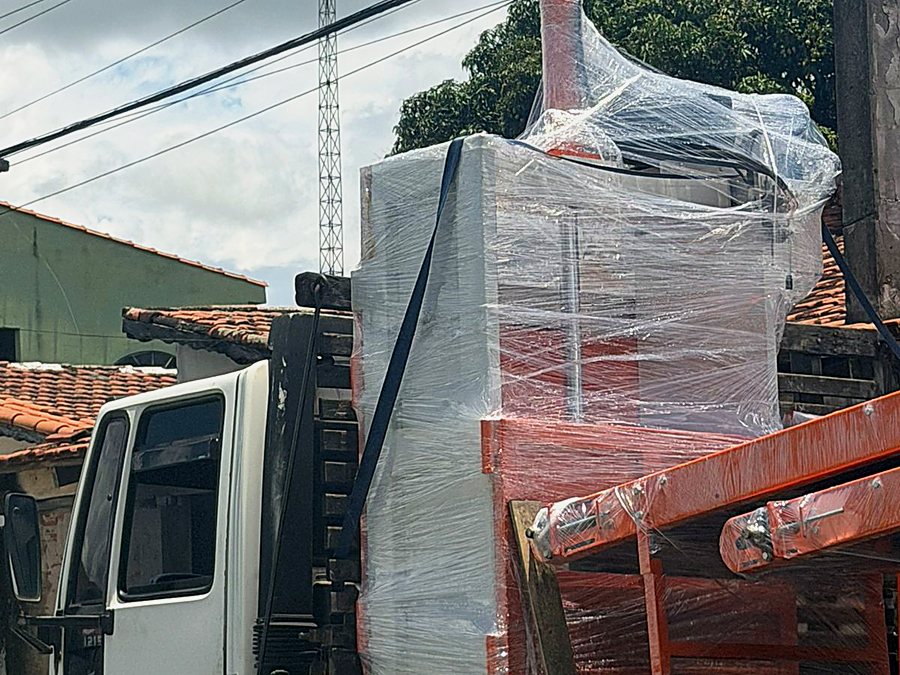 Equipamento embalado e preparado para o transporte