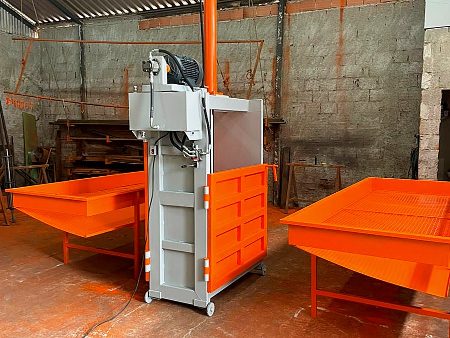 Prensa enfardadeira e mesas vibratórias prontas na fábrica da TCMAQ