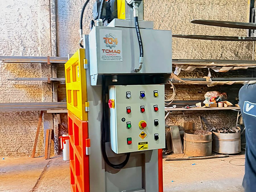 Painel elétrico de comando com a marca TCMAQ